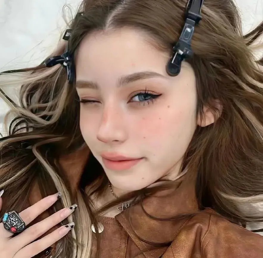 绿杨移作两家春